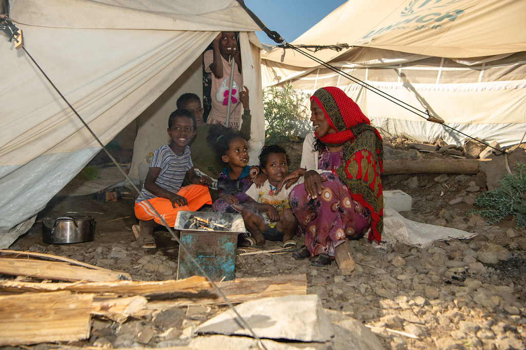عائلة من إريتريا تجلس خارج مأواها في موقع للاجئين في منطقة أمهرة في إثيوبيا.