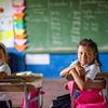 两名年轻女孩在尼加拉瓜吉诺特加的贫困山区上课。