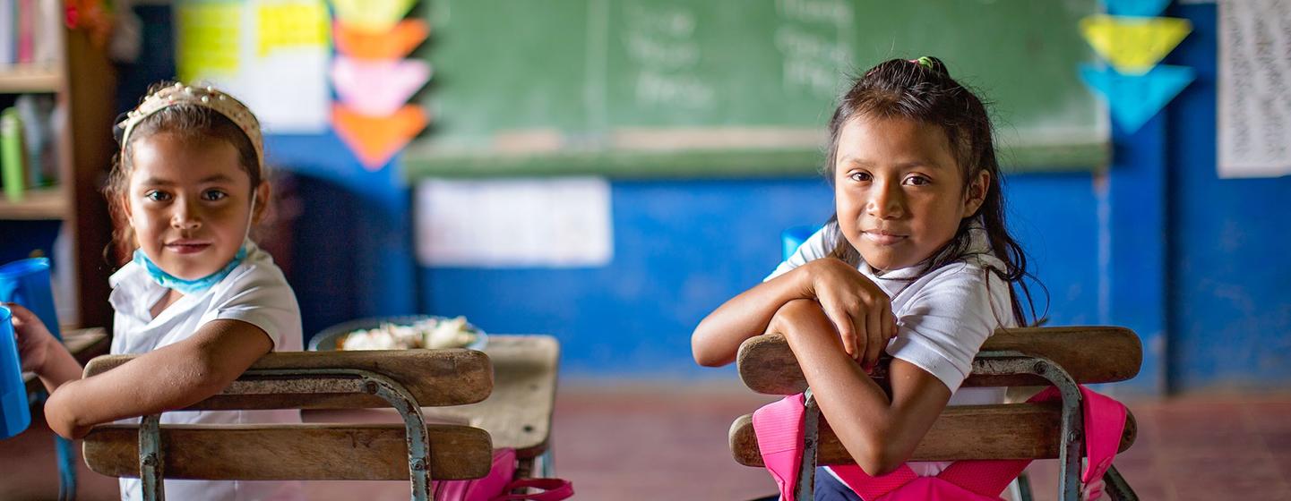 Deux jeunes filles en classe dans la région montagneuse et pauvre de Jinotega, au Nicaragua.