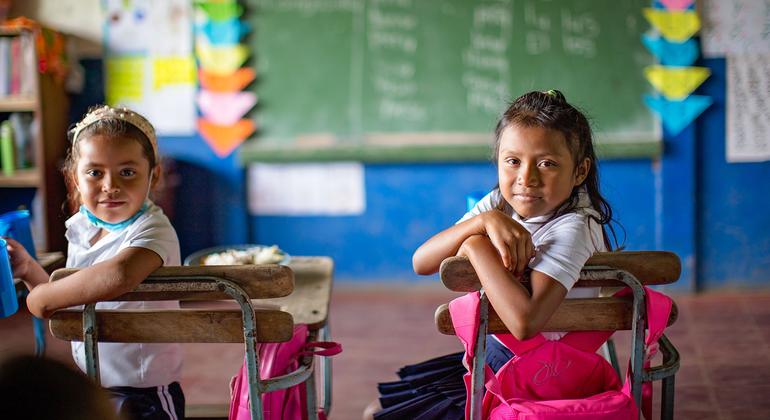 Dos niñas asisten a clase en la zona montañosa y empobrecida de Jinotega, Nicaragua.