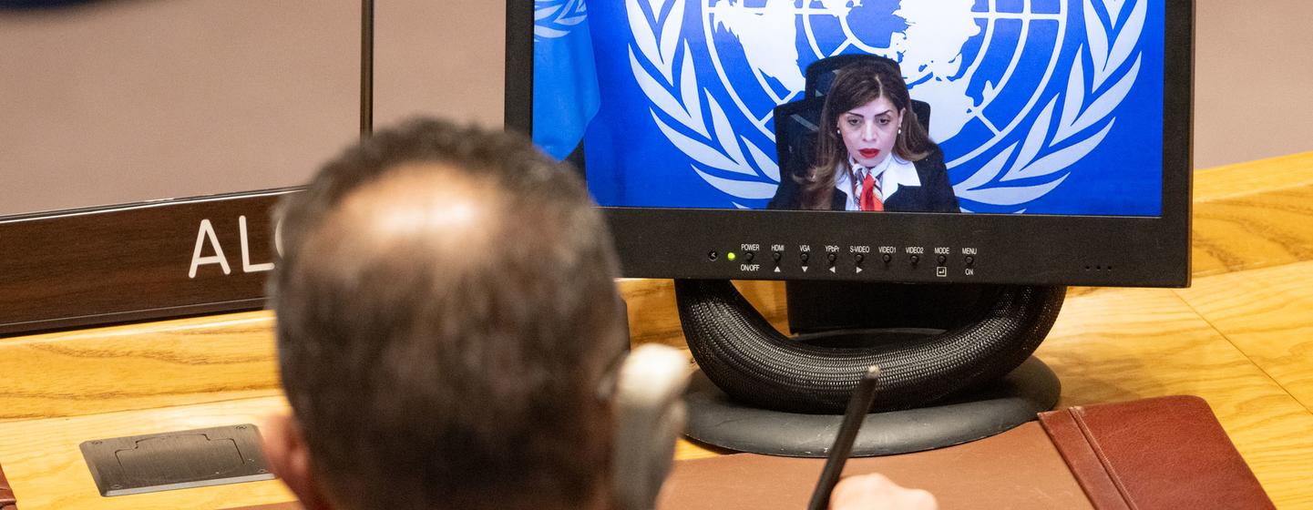 Caroline Ziadeh (à l'écran), Représentante spéciale du Secrétaire général et cheffe de la Mission des Nations Unies au Kosovo, fait un exposé aux membres du Conseil de sécurité.