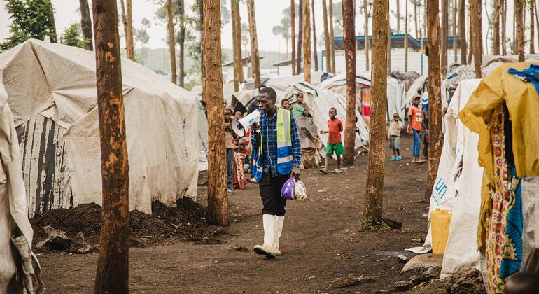 Un travailleur communautaire sensibilise les personnes déplacées aux bonnes pratiques pour lutter contre le choléra au Nord-Kivu, en RDC.