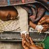 Un enfant reçoit des soins médicaux dans un centre de traitement du choléra au Nord-Kivu, en République démocratique du Congo.