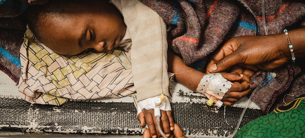 Uma criança recebe cuidados médicos num centro de tratamento de cólera em Kivu do Norte, República Democrática do Congo