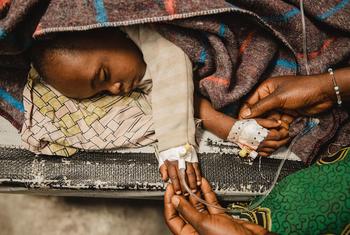 Un enfant reçoit des soins médicaux dans un centre de traitement du choléra au Nord-Kivu, en République démocratique du Congo.