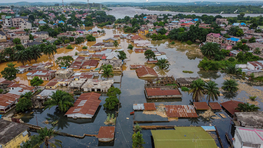 Des inondations dévastatrices ont eu lieu à Kinshasa après que le fleuve Congo a atteint son niveau le plus élevé depuis plus de soixante ans.