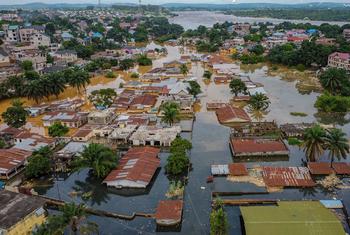 刚果河水位上涨至六十多年来的最高水平后，金沙萨发生了毁灭性的洪灾。