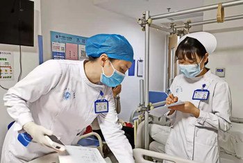 深圳市第二人民医院手足外科的护士病房交接班。