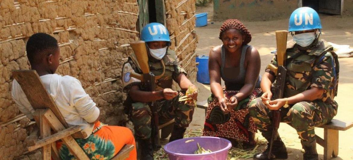 Des soldats de la paix tanzaniens servant dans le cadre de la Mission des Nations unies pour la stabilisation en République démocratique du Congo (MONUSCO) rencontrent des femmes de la communauté locale.