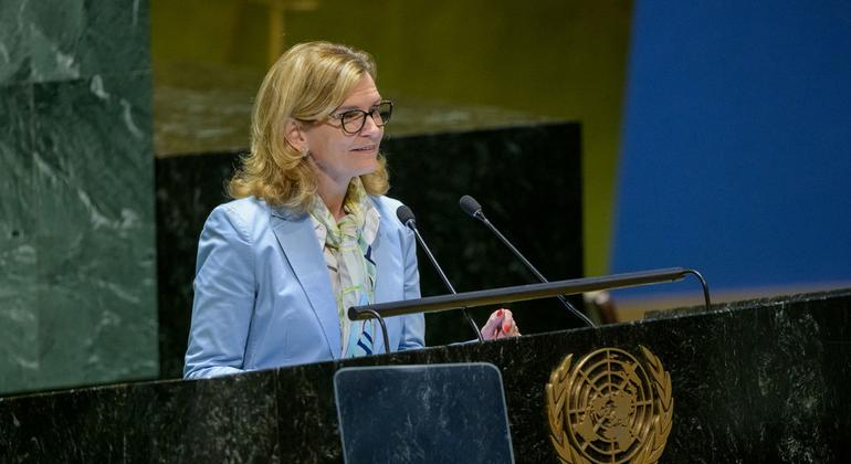Uluslararası Telekomünikasyon Birliği Genel Sekreteri Doreen Bogdan-Martin, 2023 Dünya Kadınlar Günü kutlamalarına hitap ediyor.