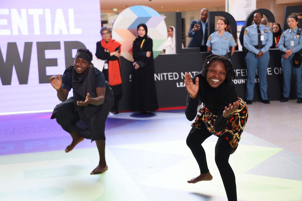Des danseurs célèbrent la Journée internationale de la femme lors de la conférence LDC5 à Doha, au Qatar.