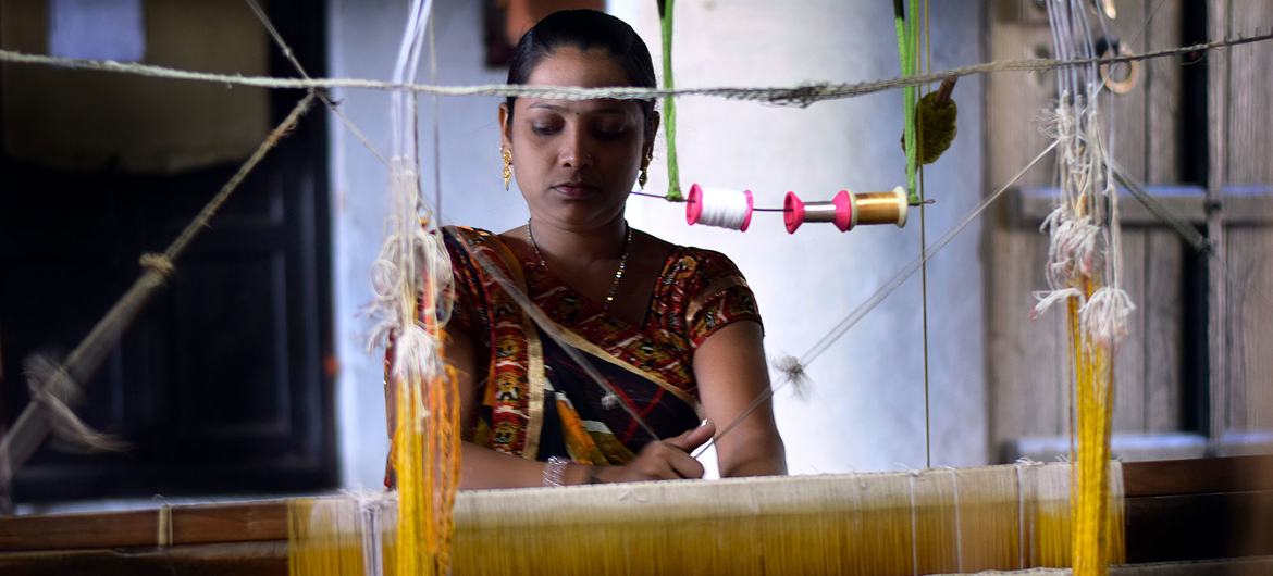 Uma mulher tece em Maheshwar, Madhya Pradesh, Índia