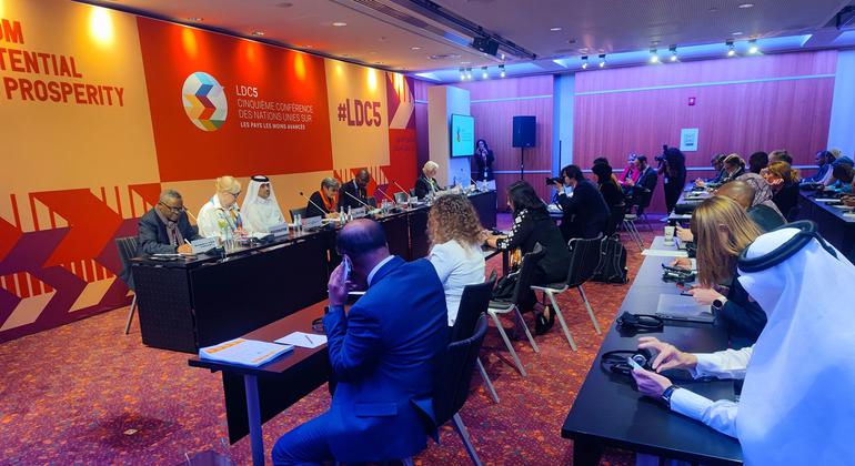 BM En Az Gelişmiş Ülkeler, Denize Çıkışı Olmayan Gelişmekte Olan Ülkeler ve Gelişmekte Olan Küçük Ada Devletleri Yüksek Temsilcisi Rabab Fatima (ortada), Katar, Doha'da düzenlenen LDC5 konferansında çevrimiçi eğitimle ilgili bir yan etkinlikte konuşuyor.