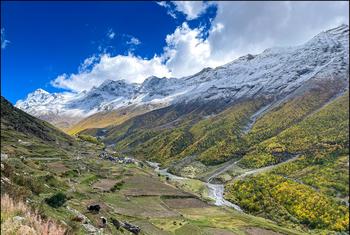 Um vale na cordilheira do Himalaia, Gangotri, Índia.