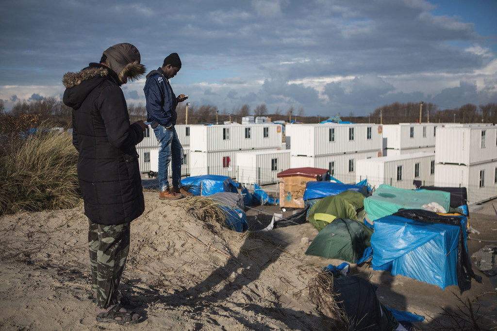 Wahamiaji wakisubiri kufika Uingereza kutoka kwenye makazi ya wahamiaji huko Calais, kaskazini mwa Ufaransa. (Maktaba)