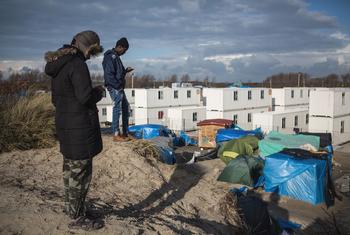برطانیہ جانے کے منتظر مہاجرین شمالی فرانس کے مقام  کالے میں عارضی پناہ گاہوں میں ٹھہرے ہیں۔