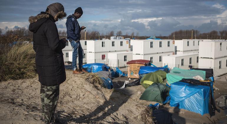 برطانیہ جانے کے منتظر مہاجرین شمالی فرانس کے مقام  کالے میں عارضی پناہ گاہوں میں ٹھہرے ہیں۔