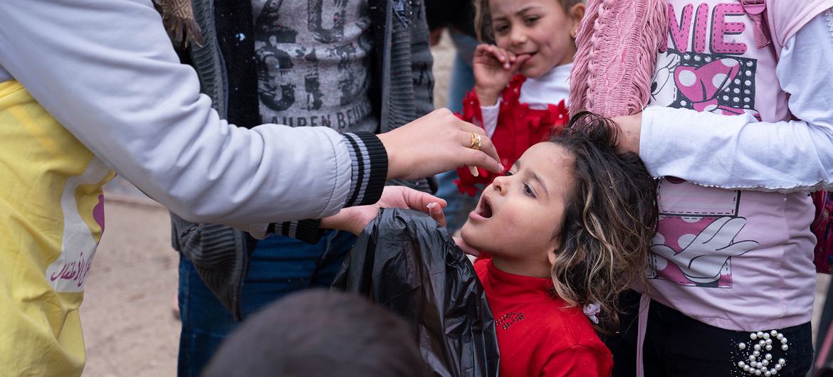 Un enfant est vacciné contre le choléra à Alep, au nord-ouest de la Syrie (archives) 