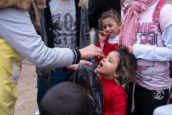 उत्तर पश्चिमी सीरिया के अलेप्पो में एक बच्चे को हैजा के खिलाफ टीका लगाते हुए.