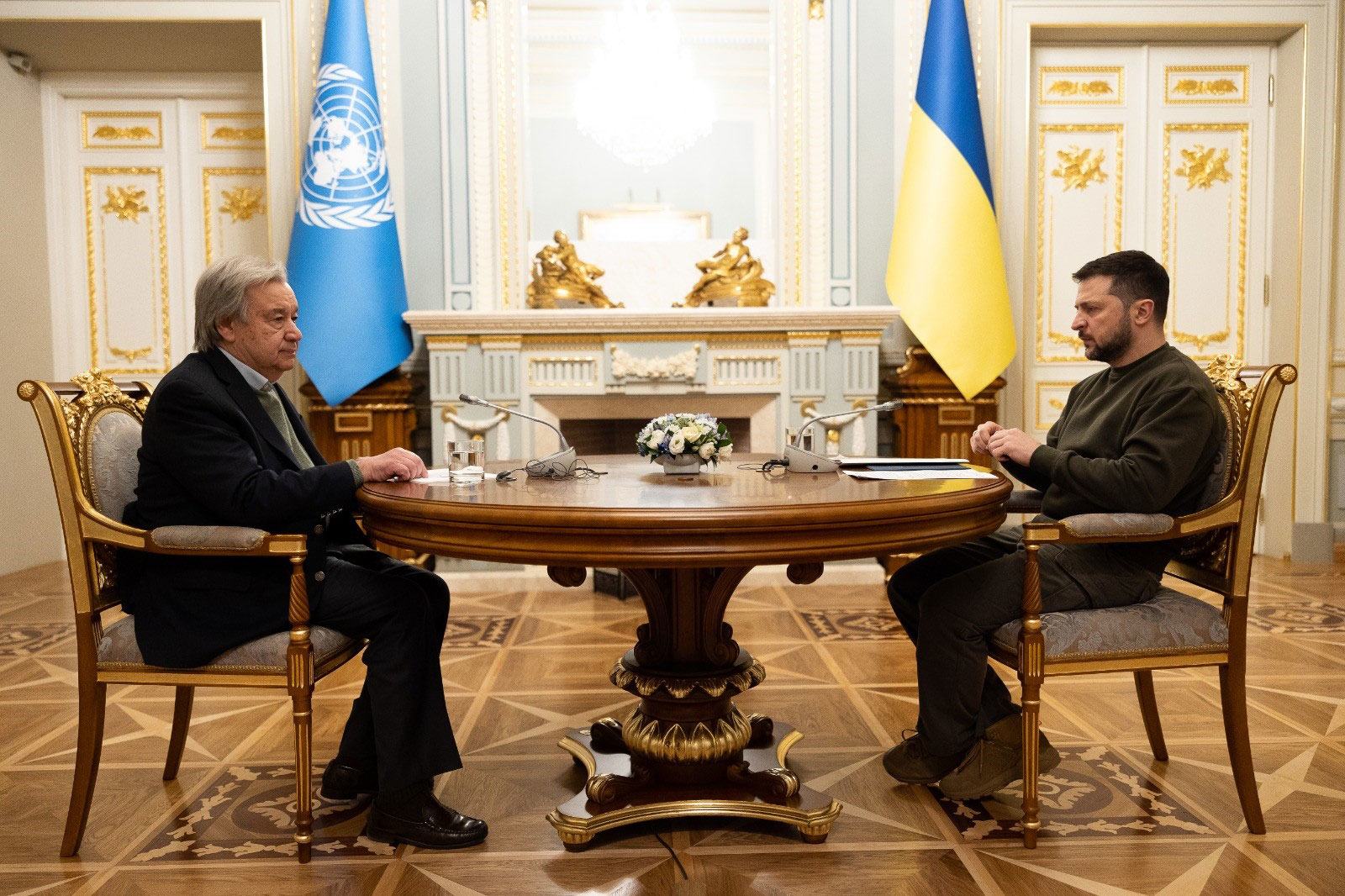 Katibu Mkuu António Guterres kushoto akijadili hali ya Ukraine na Rais Volodymyr Zelenskyy.