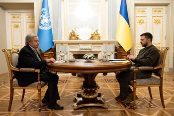 O secretário-geral da ONU, António Guterres, discute a situação na Ucrânia com o presidente Volodymyr Zelenskyy