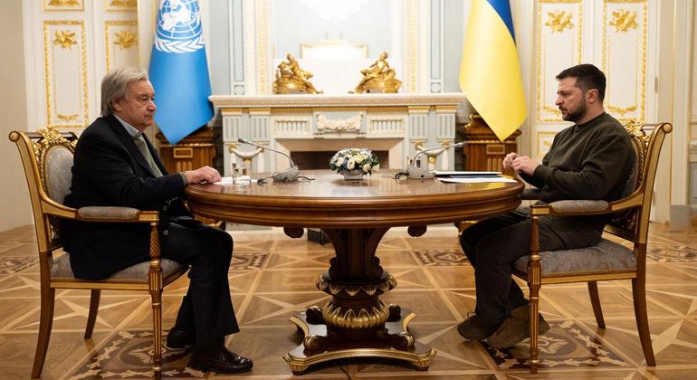 El Secretario General de la ONU, António Guterres (izquierda), habla de la situación en Ucrania con el presidente Volodymyr Zelenskyy.