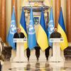 Katibu Mkuu wa UN António Guterres (kushoto) akiwa Kyiv, Ukraine amesisitiza tena kuwa uvamizi wa Urusi nchini Ukraine ni ukiukaji wa sheria za kimataifa.