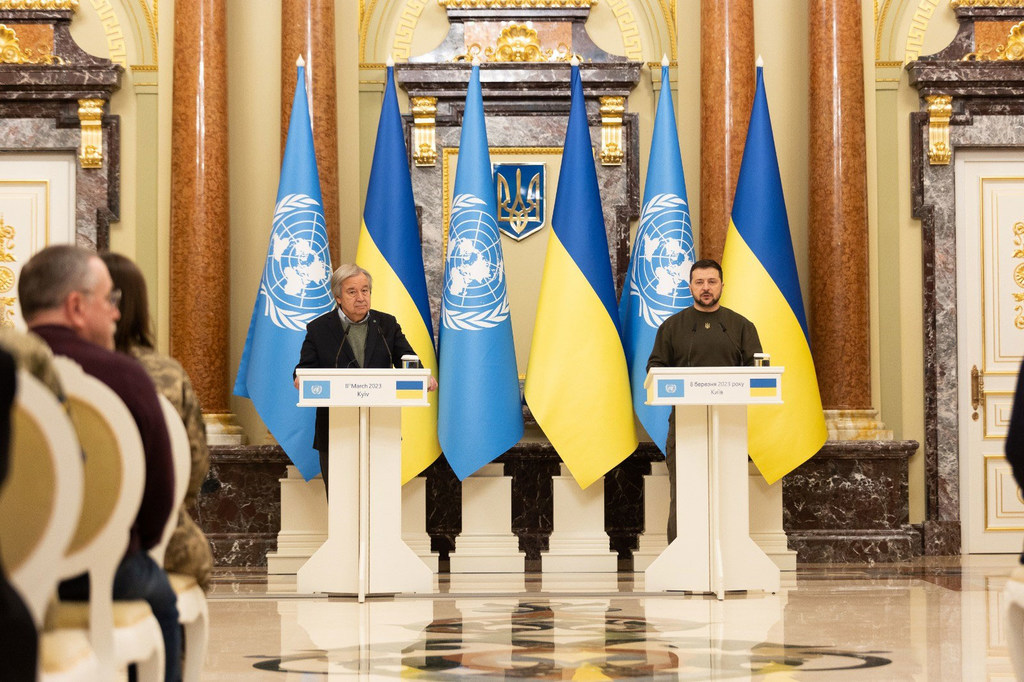 Katibu Mkuu wa UN António Guterres (kushoto) akiwa Kyiv, Ukraine amesisitiza tena kuwa uvamizi wa Urusi nchini Ukraine ni ukiukaji wa sheria za kimataifa.