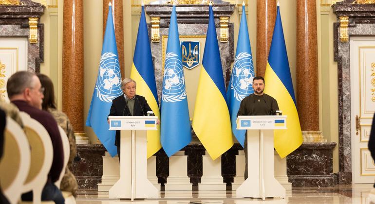 यूएन महासचिव एंतोनियो गुटेरेश (बाएँ) ने यूक्रेन का दौरा करते हुए कहा कि वहाँ रूसी आक्रमण अन्तरारष्ट्रीय क़ानून का उल्लंघन है.
