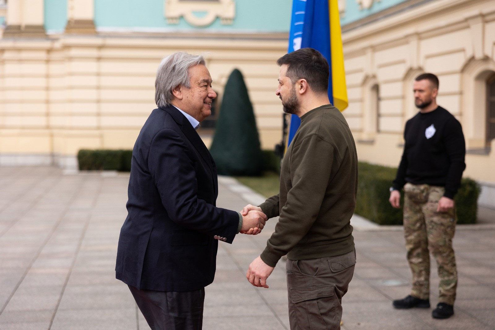 Katibu Mkuu António Guterres  kushoto akikutana na Rais Volodymyr Zelenskyy mjini Kyiv.