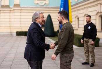 यूएन महासचिव एंतोनियो गुटेरेश (बाएँ), यूक्रेन की राजधानी कीएव में, राष्ट्रपति वोलोदिमीर ज़ेलेंस्की से मुलाक़ात करते हुए.