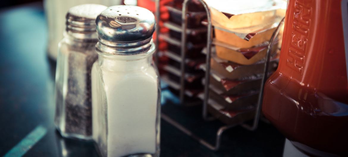 Чрезмерное потребление соли может вести к инсультам, инфарктам и преждевременной смерти.