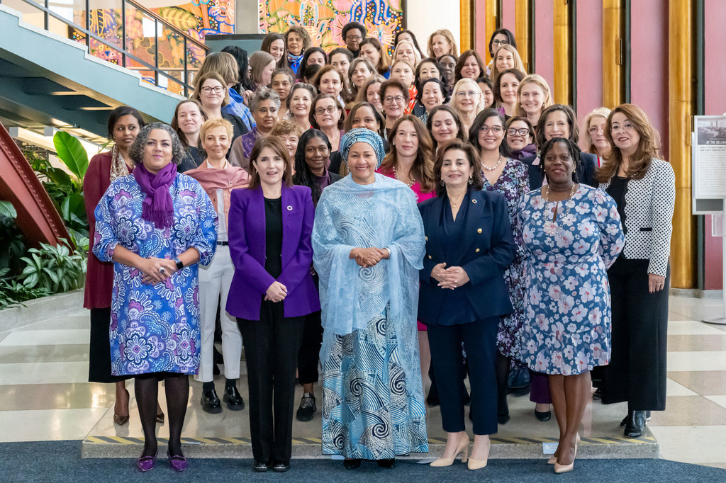 La Vice-secrétaire générale Amina Mohammed (au centre) et la Directrice exécutive d'ONU Femmes Sima Bahous avec un groupe d'ambassadrices de l'ONU à l'occasion de la Journée internationale de la femme.