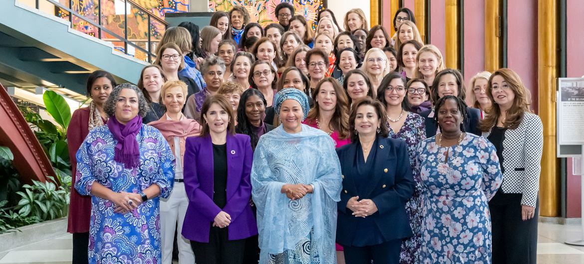 La vicesecretaria general, Amina Mohammed (centro), y la directora ejecutiva de ONU Mujeres, Sima Bahous, con un grupo de embajadoras de la ONU en el Día Internacional de la Mujer.