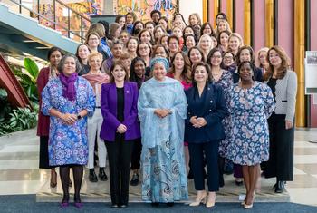 常务副秘书长阿明娜·穆罕默德（中）、联合国妇女署执行主任西玛·巴胡斯与各国驻联合国女大使们一起庆祝2024年3月1日国际妇女节。。