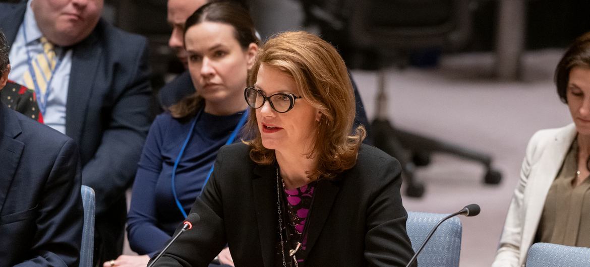 Lisa Doughten, Directrice de la Division du financement et des partenariats du Bureau de la coordination des affaires humanitaires (OCHA), informe la réunion du Conseil de sécurité sur le maintien de la paix et de la sécurité de l'Ukraine.