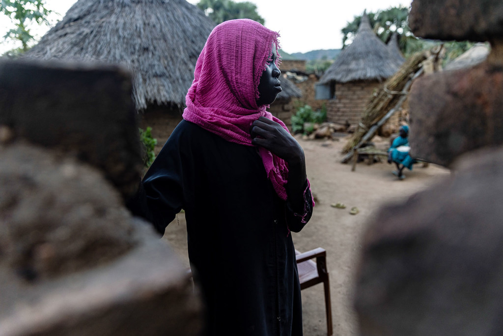 Msichana mwenye umri wa miaka 15 akirejea nyumbani huko Kordofan Sudan.