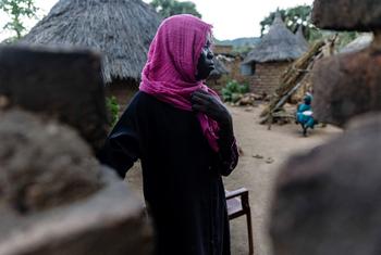 Msichana mwenye umri wa miaka 15 akirejea nyumbani huko Kordofan Sudan.
