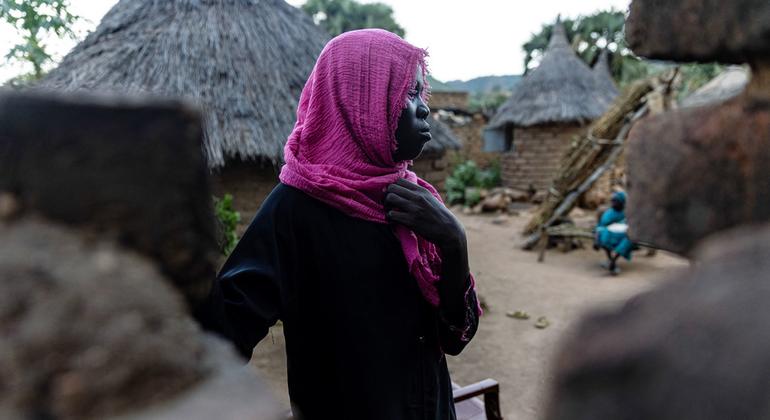 Una niña de 15 años regresa a casa tras asistir a una sesión de sensibilización comunitaria sobre la mutilación genital femenina en el estado sudanés de Kordofán del Sur.