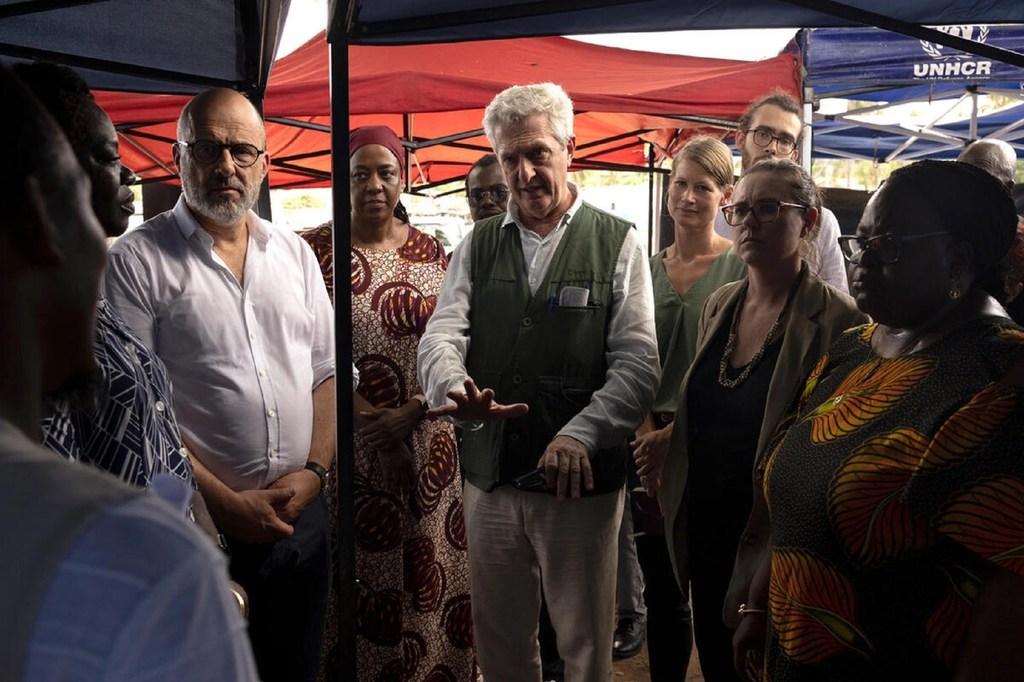 Kamishna Mkuu wa UNHCR, Filippo Grandi na Mshauri Maalum wa Katibu Mkuu wa Umoja wa Mataifa kuhusu Suluhu za Wakimbizi wa Ndani, Robert Piper (kushoto) walipokutana na wakimbizi wa ndani huko Pemba, Mkoa wa Cabo Delgado, kaskazini mwa Msumbiji. (Machi 20…