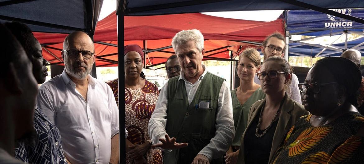 O alto comissário da ONU para os Refugiados, Filippo Grandi, e o conselheiro especial do secretário-geral da ONU para Soluções para os Deslocados Internos, Robert Piper (à esquerda) encontram-se com pessoas deslocadas internamente em Pemba, província de …