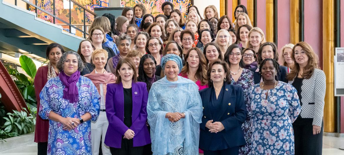 في اليوم الدولي للمرأة، صورة جماعية تشارك فيها نائبة الأمين العام للأمم المتحدة ومجموعة من المسؤولات الأمميات وسفيرات الدول لدى الأمم المتحدة.