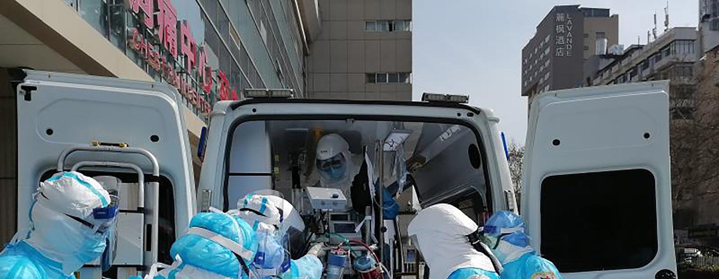 Personal de la UCI trabajando para salvar pacientes con COVID-19 en Wuhán, China, en abril de 2020