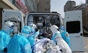 Personal de la UCI trabajando para salvar pacientes con COVID-19 en Wuhán, China, en abril de 2020