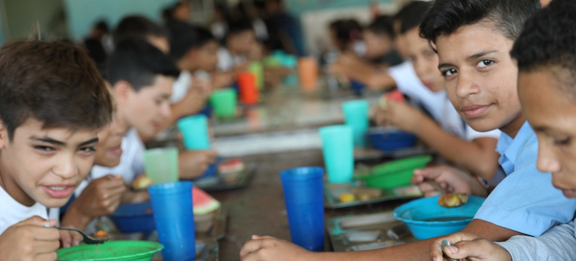 На фото: обед в школе в Венесуэле