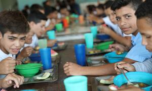 Niños en un comedor escolar en Venezuela