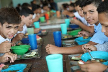 Niños en un comedor escolar en Venezuela
