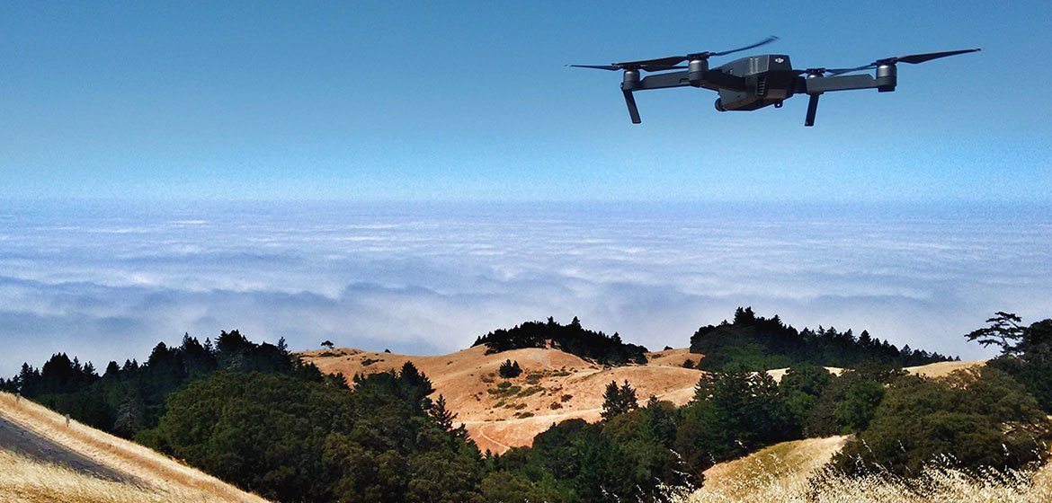 Um drone sobrevoa o Monte Tamalpais, nos EUA.