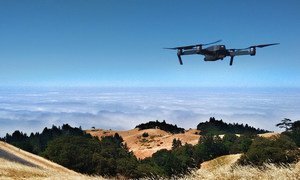 Un dron vuela sobre el Monte Tamalpais en Estados Unidos.