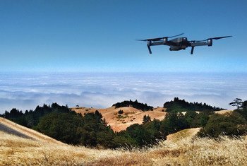 一架无人机正在飞越美国塔玛佩斯山。